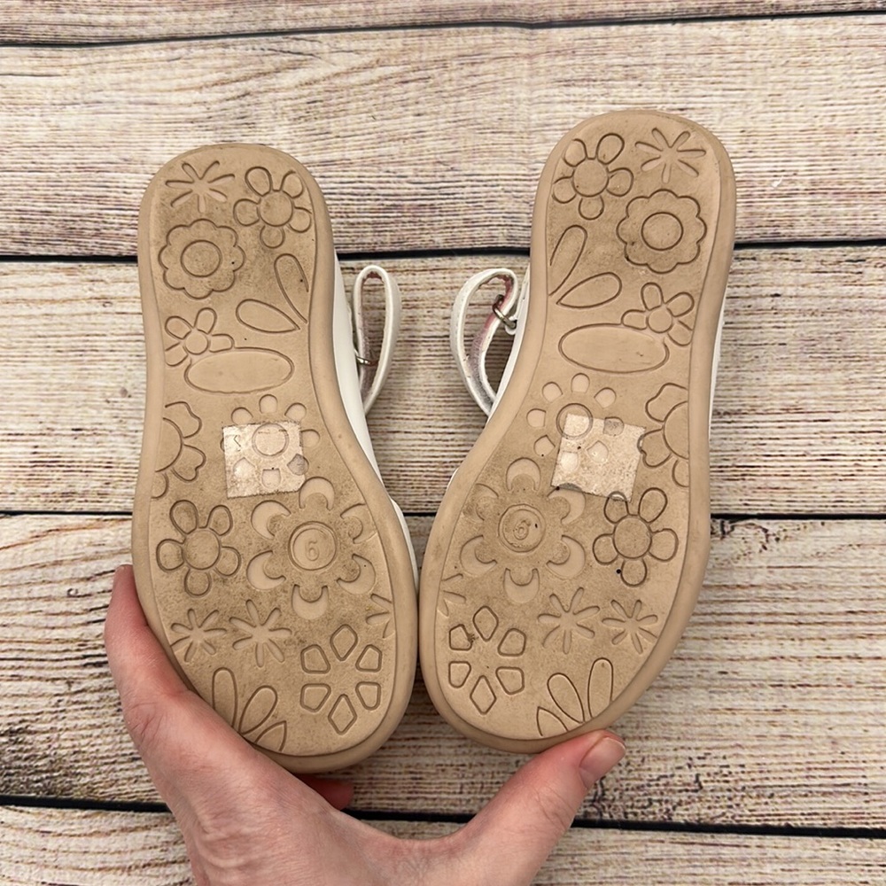White Maryjanes in Perfect Condition Girls Size 9 - Picture 4 of 5